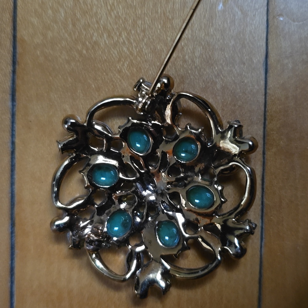 Liz Claiborne Elegant Gold and Green Brooch - Picture 4 of 6